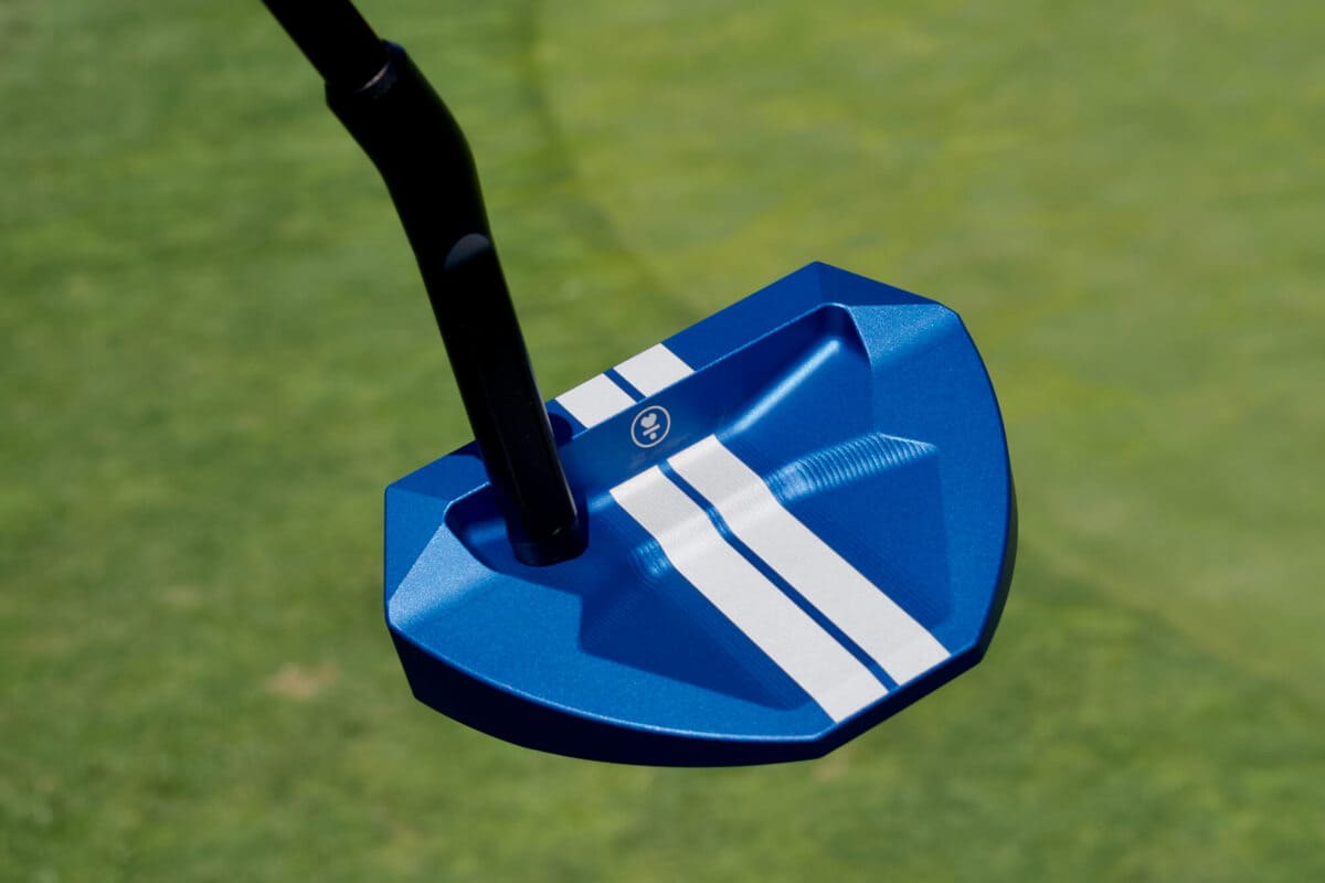 L.A.B. Golf「OZ.1i HS」パターのヘッド上部。ツインアライメントラインがターゲットへのセットアップをサポート。
