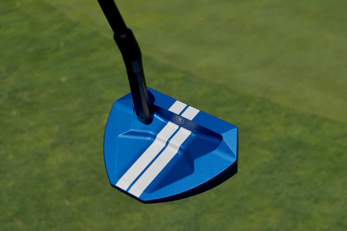 L.A.B. Golf「OZ.1i HS」パターを斜め上から撮影。鮮やかなブルーヘッドとツインアライメントラインが特徴的。