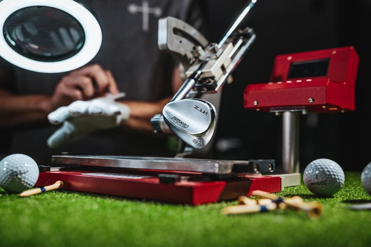 Cleveland「RTZ」ウェッジをテストベンチで計測する様子。芝上にボールとティー。
