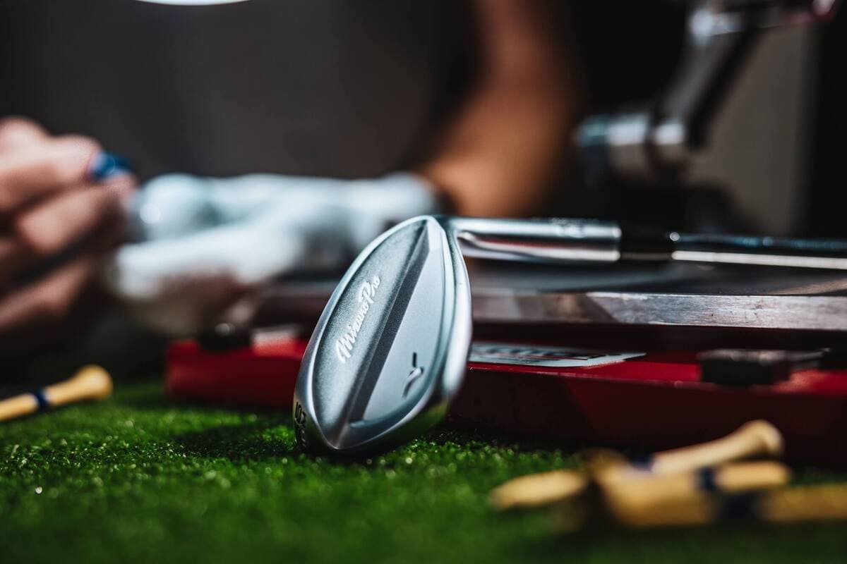 Mizuno「Pro T-3」ウェッジのヘッドクローズアップ。精密な仕上げとロゴが際立つ。