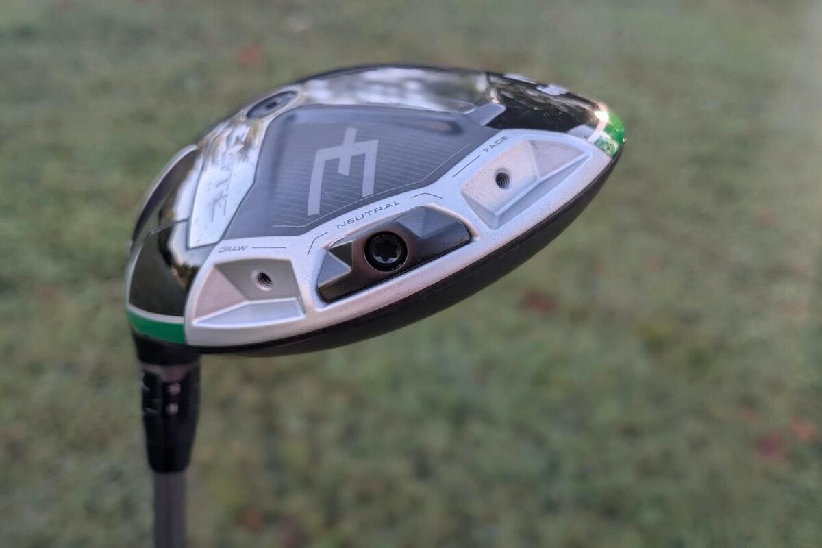 キャロウェイ「ELYTE MINI」ドライバーの後方から見たソールデザイン。『ELYTE』のロゴと3つの調整ポートが特徴的。