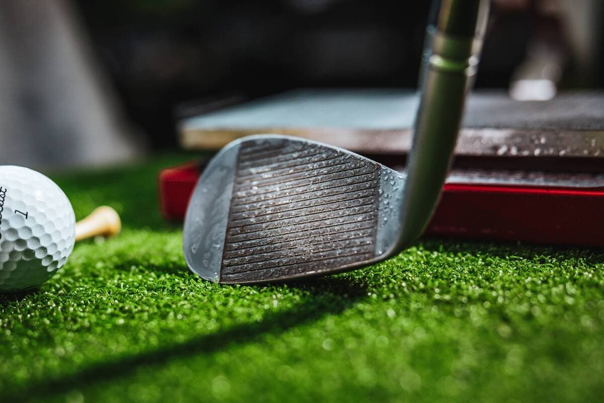 TaylorMade「Milled Grind 5」ウェッジのフェースに水滴が付着したクローズアップ。
