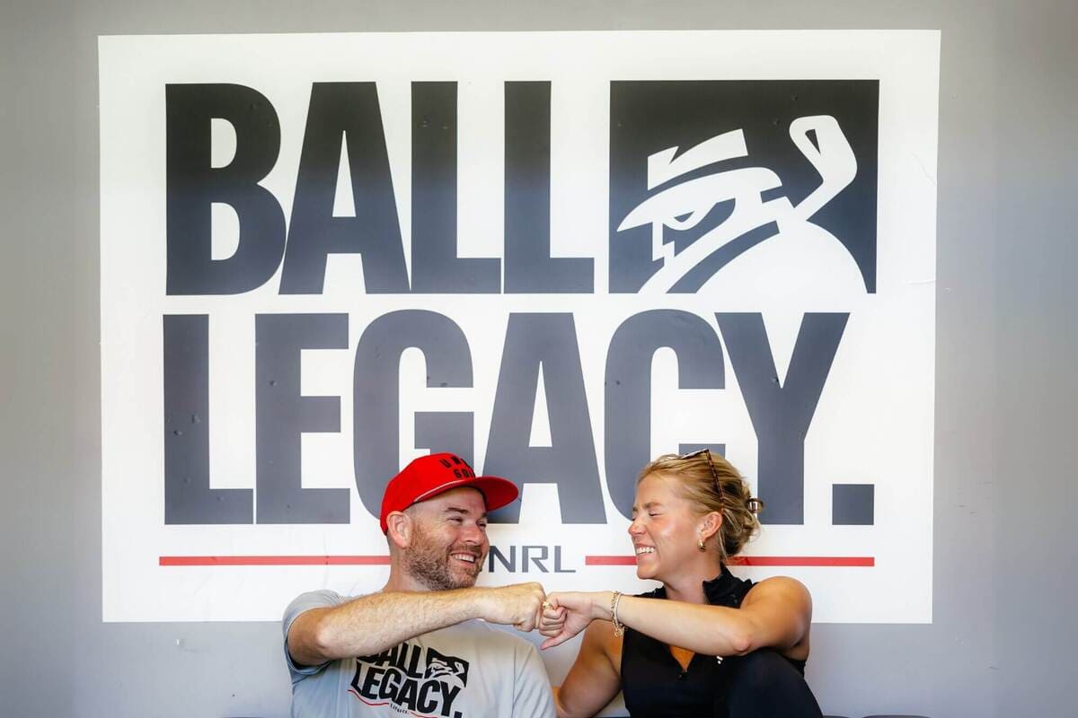 BALL LEGACYロゴの前で拳を合わせるテストチームメンバー。2025年ゴルフボールテストの現場風景