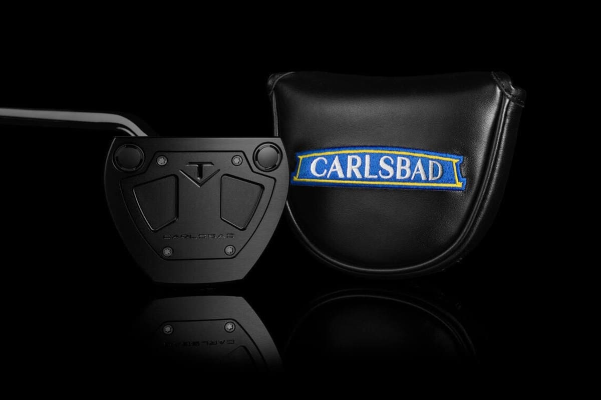 青×黄色の CARLSBAD 刺繍ヘッドカバーと、ブラックアウト仕様の Carlsbad パターをセットで撮影した構図Aのショット。