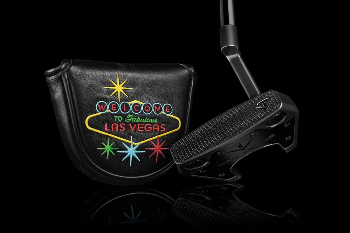 “Welcome to Fabulous Las Vegas” と刺繍されたカラフルなヘッドカバーと、ブラックアウト仕様の Las Vegas パター。