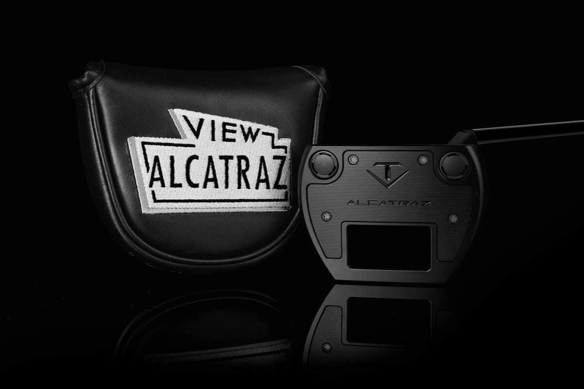 “VIEW ALCATRAZ” の白黒刺繍ヘッドカバーと、ブラックアウトデザインの Alcatraz パターを縦構図で撮影した写真。