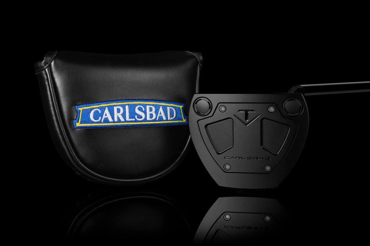 青×黄色の CARLSBAD 刺繍ヘッドカバーと、ブラックアウト仕様の Carlsbad パターをセットで撮影した構図Aのショット。