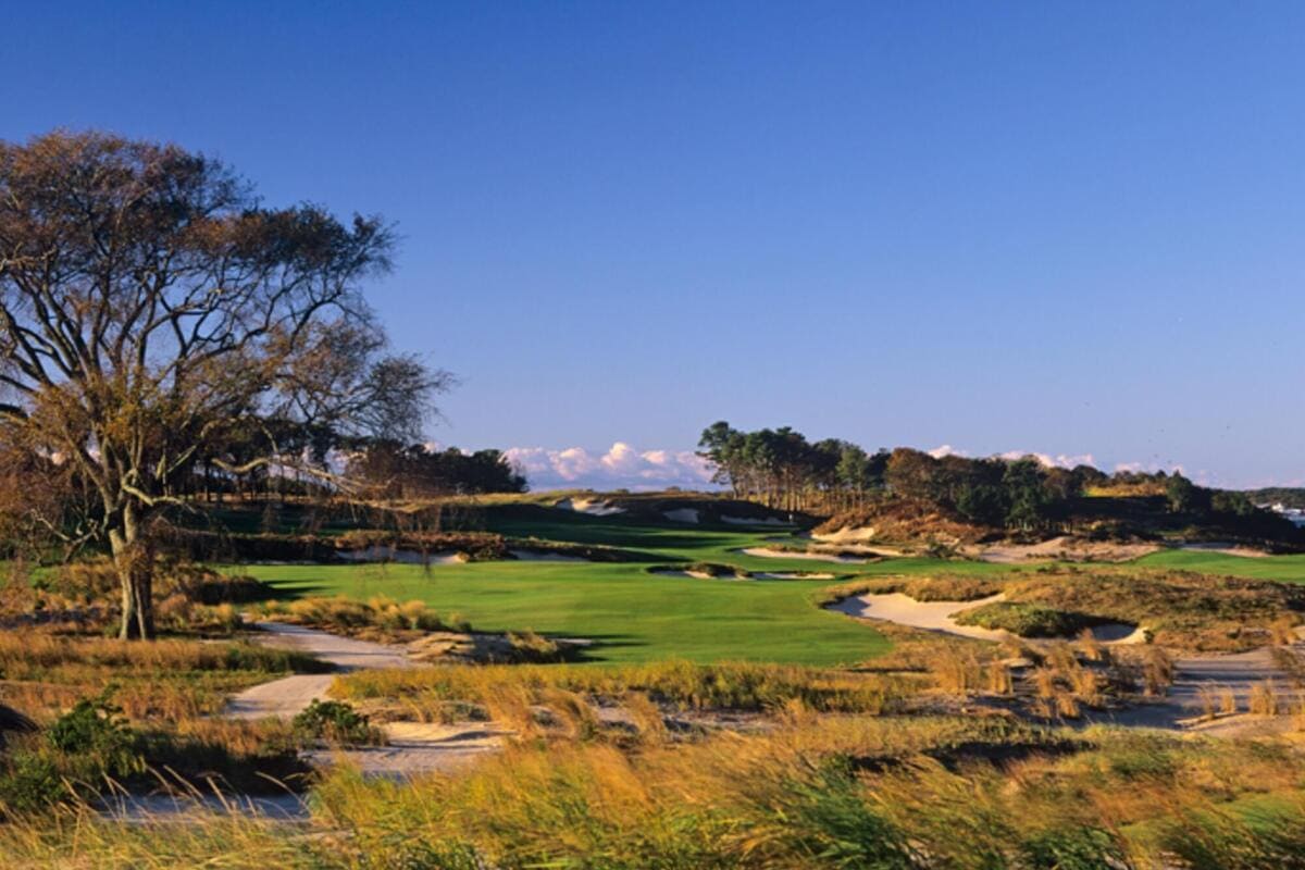 自然の地形を活かした名門ゴルフコースの景観。高低差のあるフェアウェイと砂地のレイアウトが広がる風景写真。