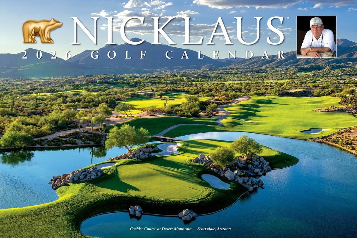 アリゾナの Desert Mountain（デザートマウンテン）に位置する Cochise Course の雄大な全景を収めたカレンダー用写真。池と岩地が特徴的なレイアウト。