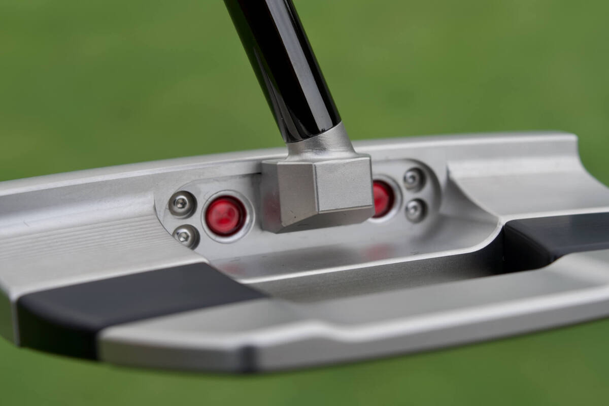 「Fastback OC」パターのバックウェイト部分を接写。左右ウェイトと固定ボルトが見えるデザイン。