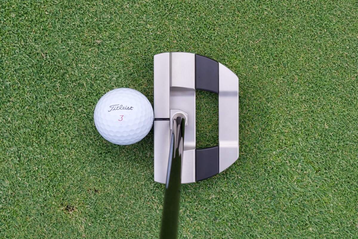 グリーン上でボール後方から見た「Fastback OC」パター。アライメントラインとスクエアな構造がわかる視点。