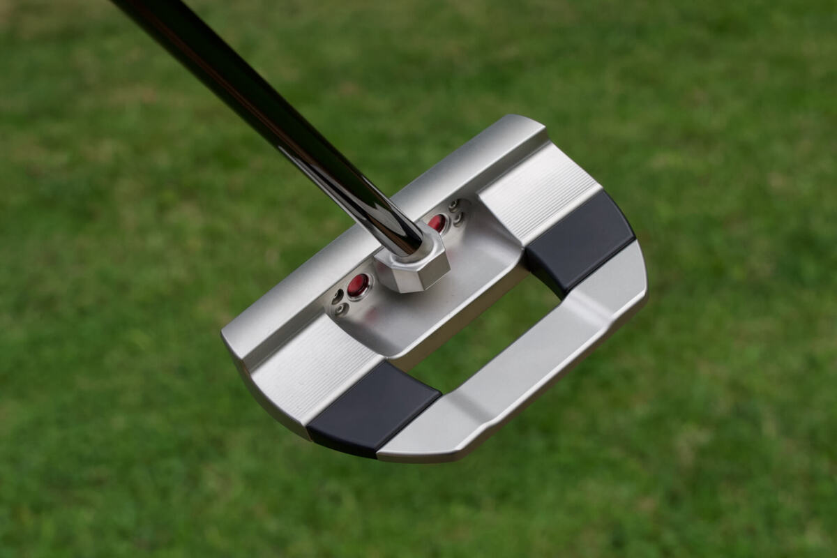 スコッティ・キャメロン「Fastback OC」パターを後方から撮影。ソールウェイトと開口部構造がわかるデザイン。