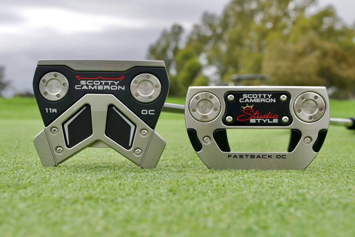 「Fastback OC」と「Phantom 11R OC」を並べて撮影。ソールウェイト配置とヘッド形状の違いを比較。