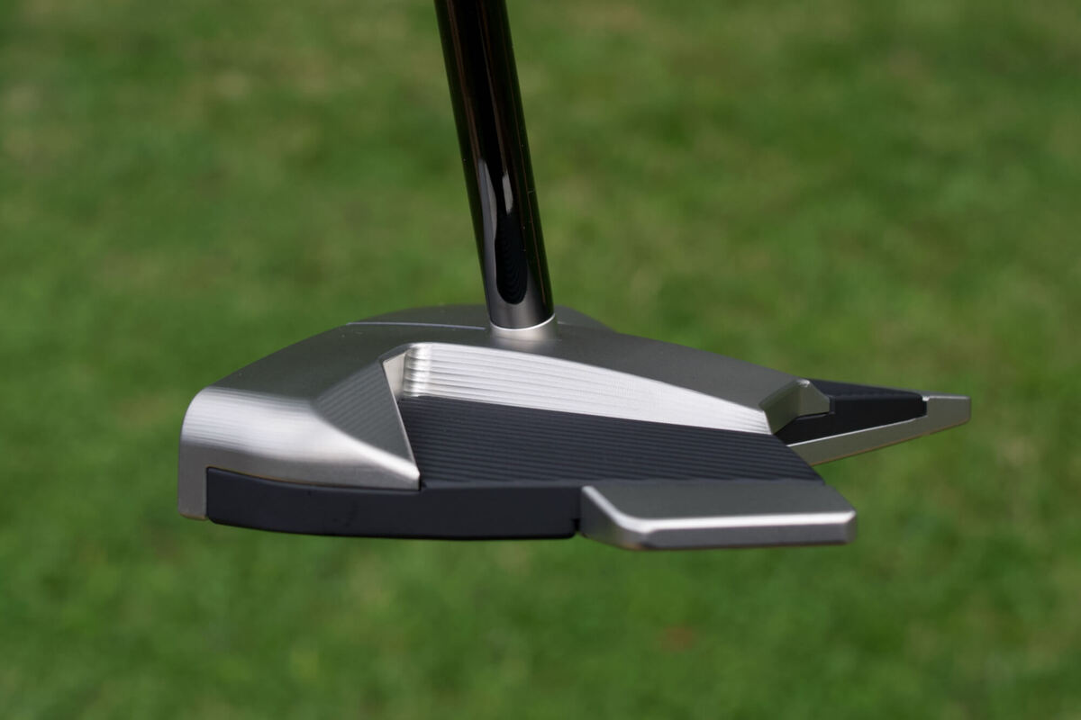 スコッティ・キャメロン「11R OC」パターを横から撮影した写真。ウイング形状とシャフト挿入口のディテールが見える。