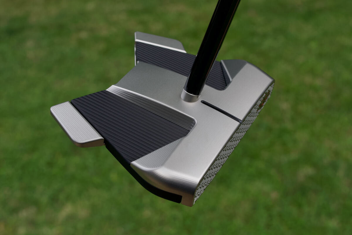 スコッティ・キャメロン「11R OC」パターを後方から斜めに撮影。ソールの段差構造とウイング部分のテクスチャが強調されている。