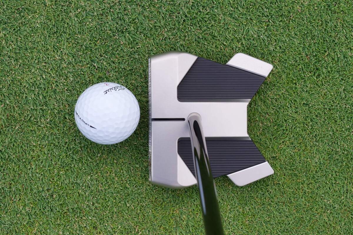 グリーン上でボール横にセットしたスコッティ・キャメロン「11R OC」パターの構えた状態を真上から撮影。