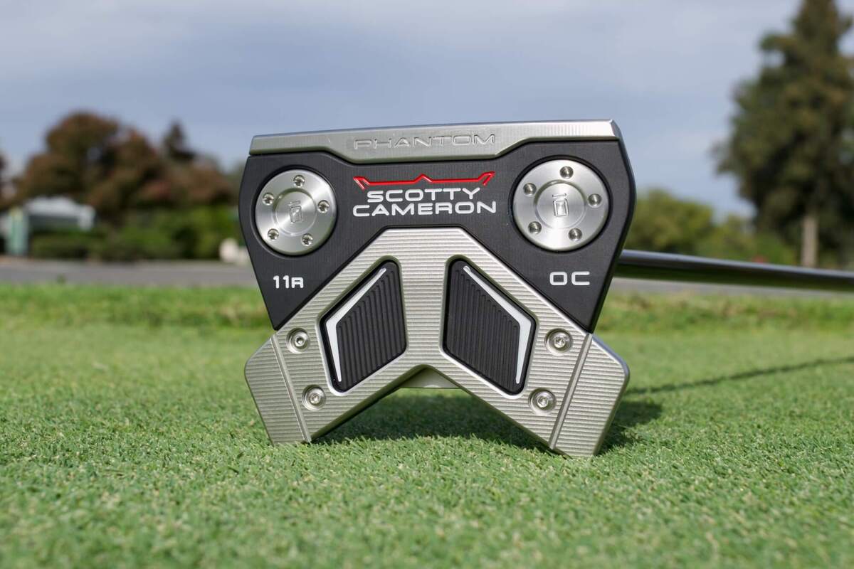 スコッティ・キャメロン「11R OC」パターを正面から撮影。ソールウエイトとロゴが見えるフロントビュー。