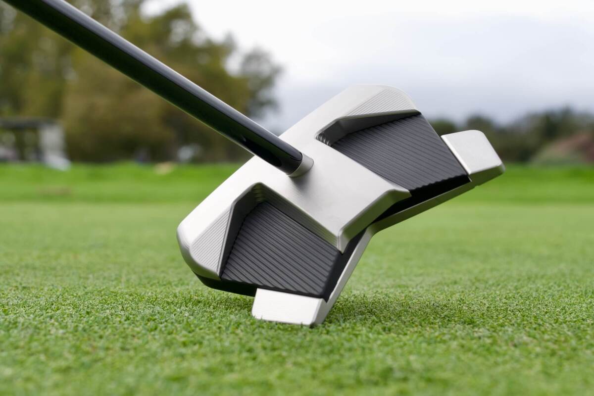 スコッティ・キャメロン「11R OC」パターをグリーン上で斜めから低い位置で撮影した写真。ウイング形状と重量配置が際立つ。