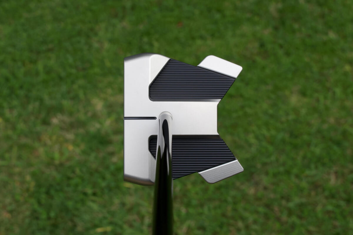 スコッティ・キャメロン「11R OC」パターを真上から撮影。黒とシルバーのウイング形状とセンターラインが見える。