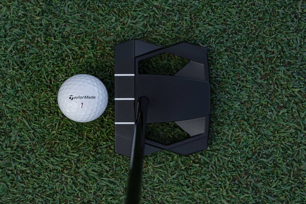 テーラーメイド「Spider ZT Black」パターの3ラインアライメントを上から撮影した写真。ボールとセットで構えたイメージがわかる構図。