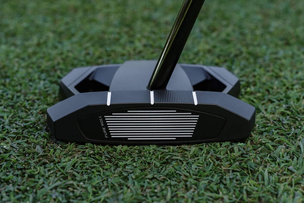 テーラーメイド「Spider ZT Black」パターのPure Rollフェースインサートを正面からアップで撮影した写真。