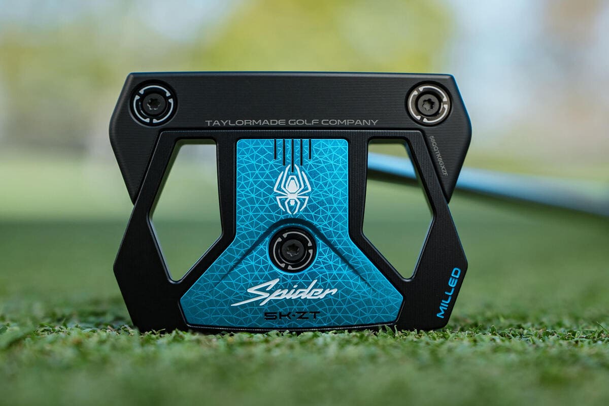 テーラーメイド「Spider ZT Black」パターのソールデザイン。ブルーのSpiderロゴとウェイト構造を強調した裏面ショット。