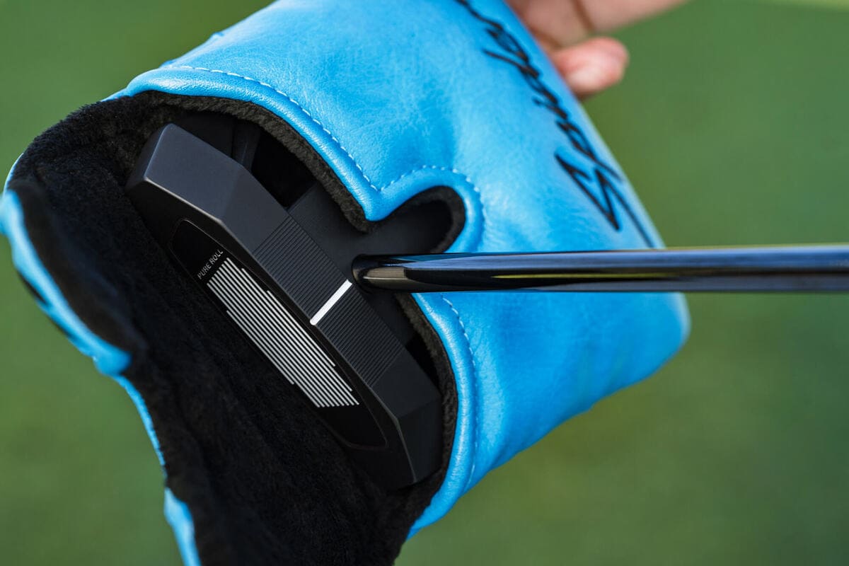 テーラーメイド「Spider ZT Black」ショートラインモデルがヘッドカバーから顔を出している写真。PURE ROLLフェースが見える構図。