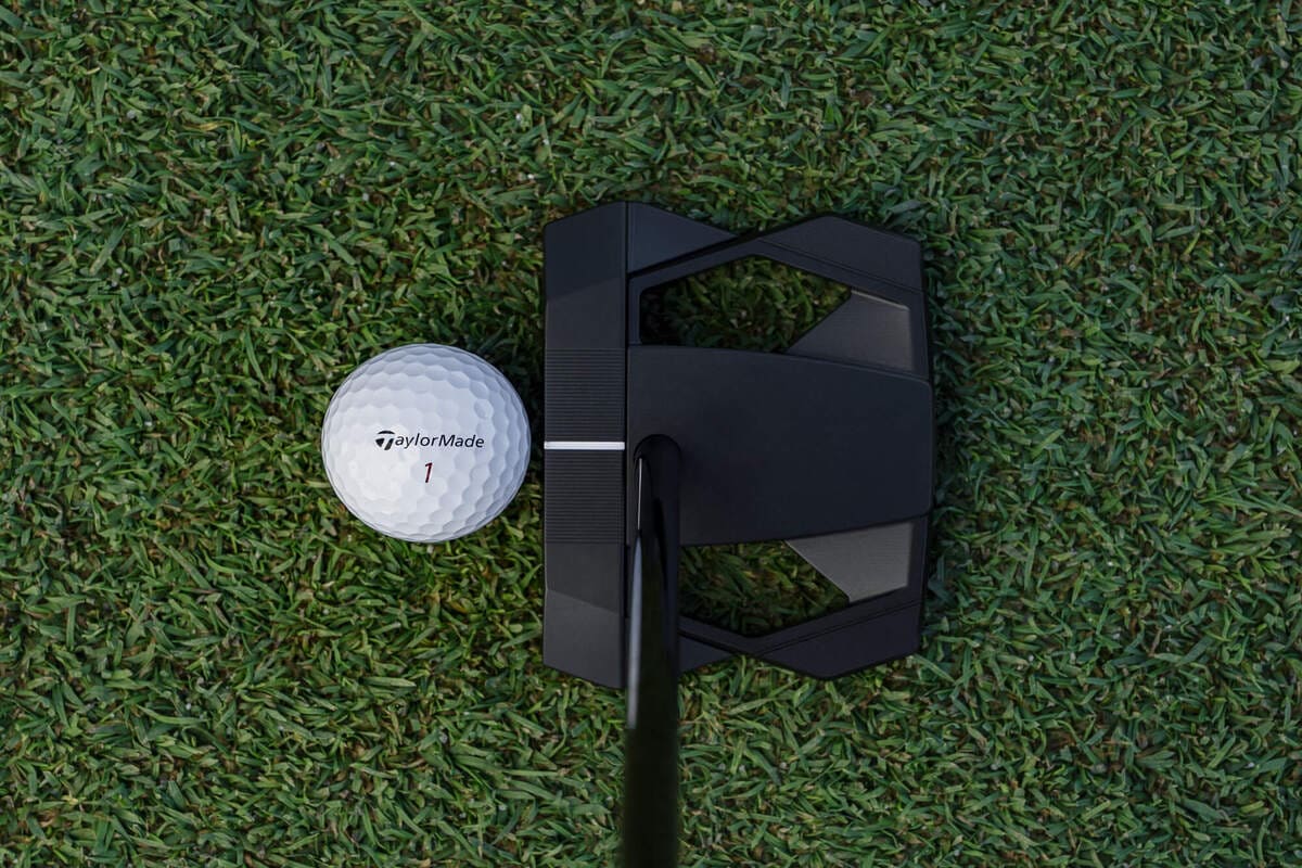 テーラーメイド「Spider ZT Black」ショートラインモデルをボール横から上方向に撮影し、アライメントラインを確認できる写真。