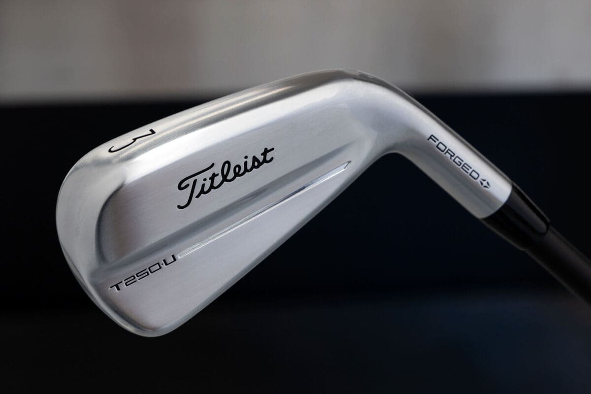 タイトリスト「T250・U」ユーティリティアイアンのフェース背面。鍛造ボディの美しい仕上げと精密なバックフェースデザインが際立つ。