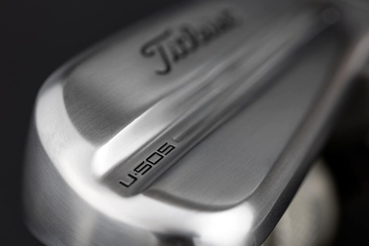 タイトリスト「U•505」ユーティリティアイアンのロゴと刻印をアップで撮影。鍛造ボディの質感と精度の高いミーリングが際立つ。