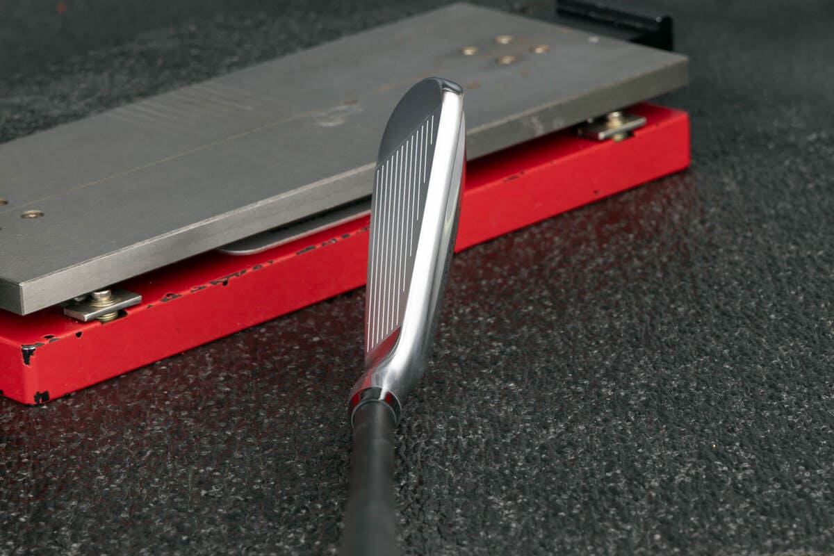 タイトリスト「T250・U」ユーティリティアイアンを構えた際の見え方。シャープなトップラインとアイアンらしいフェース形状が特徴。