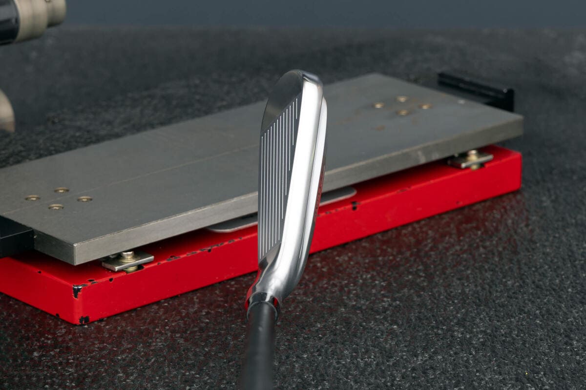 タイトリスト「U•505」ユーティリティアイアンをアドレスした際のヘッド形状。厚みのあるトップラインと安心感ある見た目が印象的。