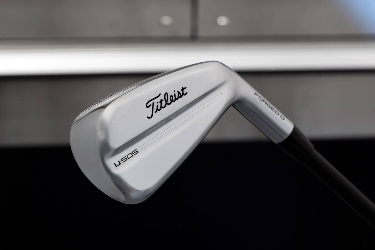 タイトリスト「U•505」ユーティリティアイアンのバックフェース。フェース下部の「FORGED」刻印と高精度な削り出しが特徴。