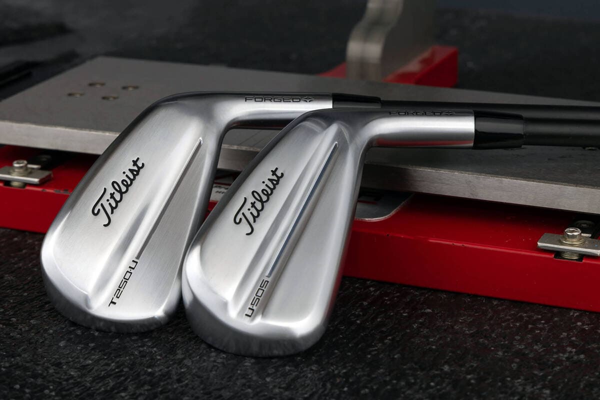 タイトリスト「T250・U」と「U•505」ユーティリティアイアンを並べた比較画像。バックフェースの形状と仕上げの違いが分かる構図。