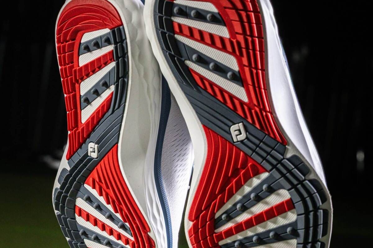 ゴルフ用スパイクレスシューズのアウトソールを真下から撮影した比較画像。グリップパターンと安定性を確認できる