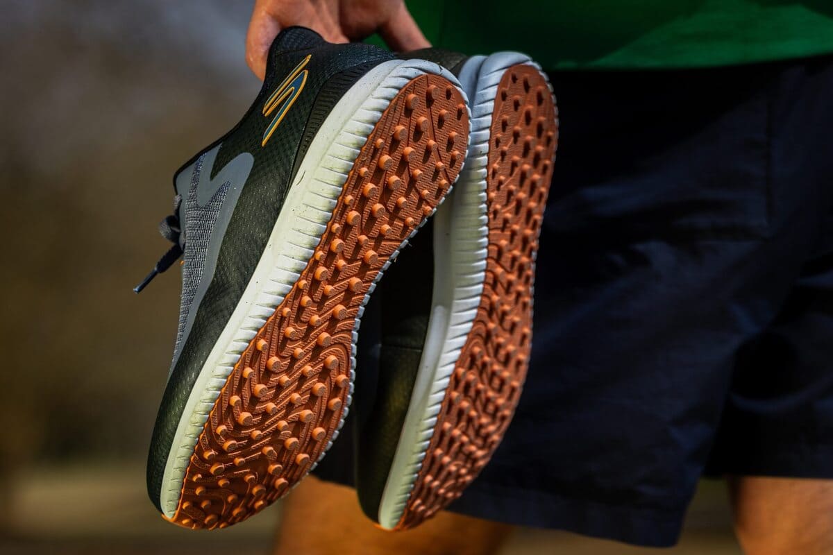 スケッチャーズのゴルフシューズを裏側から撮影。芝生で高いグリップ力を発揮するアウトソール形状が分かる