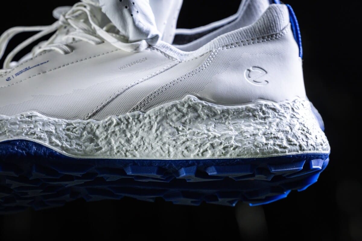 スパイクレスゴルフシューズのミッドソールとアウトソールを横から撮影。クッション素材と構造が分かる