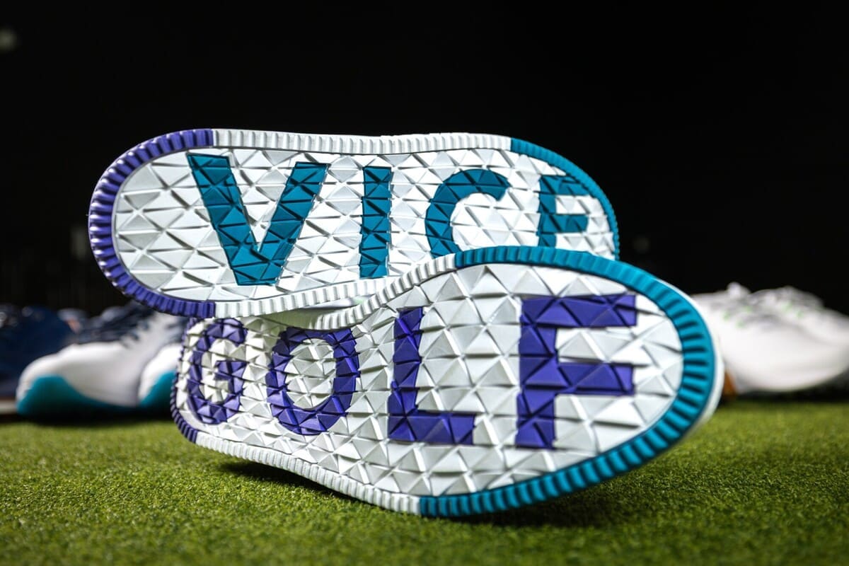 VIC GOLFロゴ入りアウトソールを撮影したスパイクレスゴルフシューズの底面写真。滑り止め形状が分かる