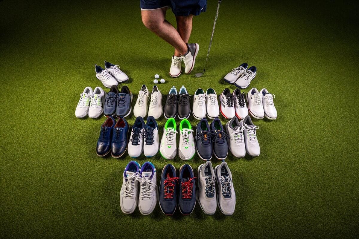 複数のスパイクレスゴルフシューズを芝生上に並べた比較テスト画像。ブランド別の形状とデザインが一目で分かる