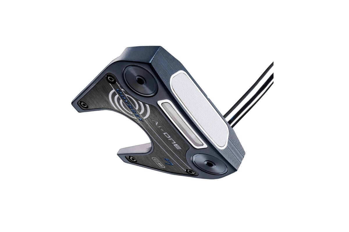 オデッセイ Ai-ONE #7 パターのソールをクローズアップした写真。ウェイト配置と独自のフェースインサートが特徴的なデザイン。