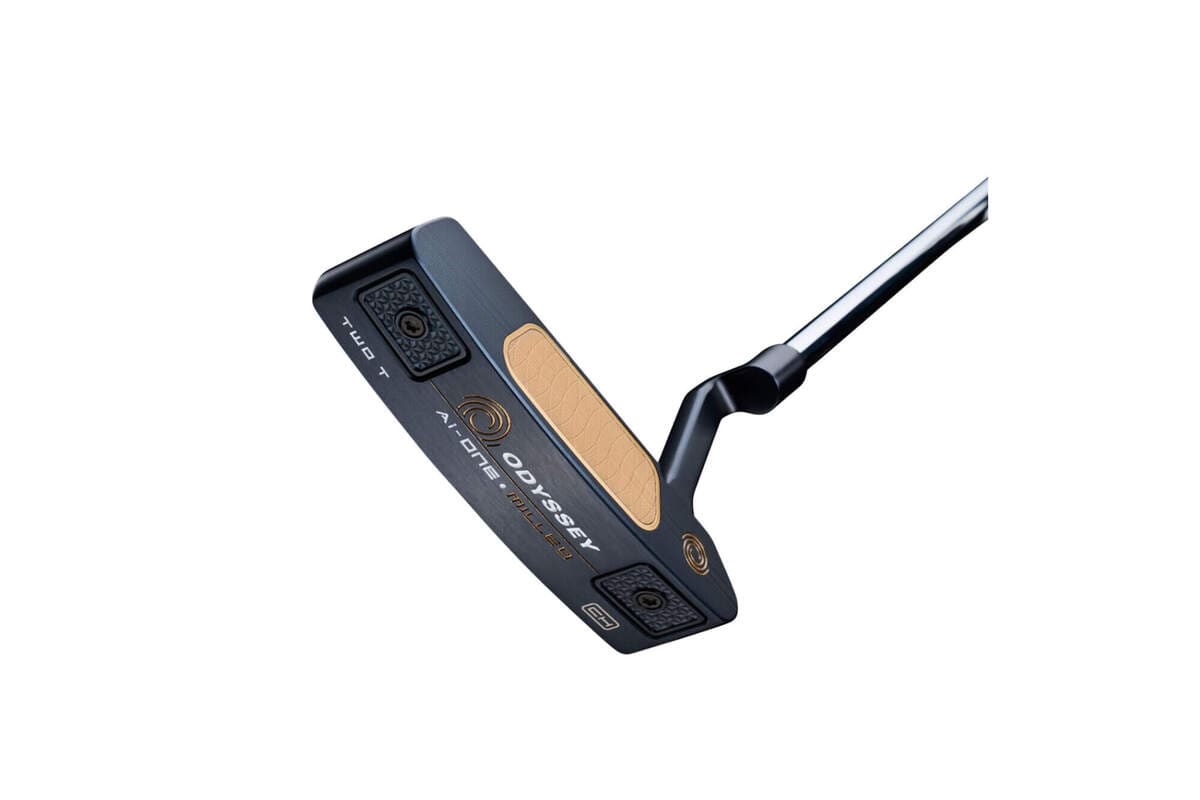 オデッセイ Ai-ONE Milled Two T パターのソールクローズアップ。ブレード形状に高精度ウエイトを搭載したツアーモデル。