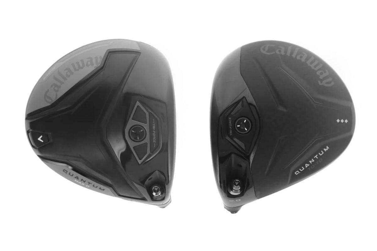 キャロウェイ「QUANTUM」と「QUANTUM MAX」ドライバーのソールデザインを横並びで比較した画像。TRI-FORCEポートやウエイト位置の違いが分かる。