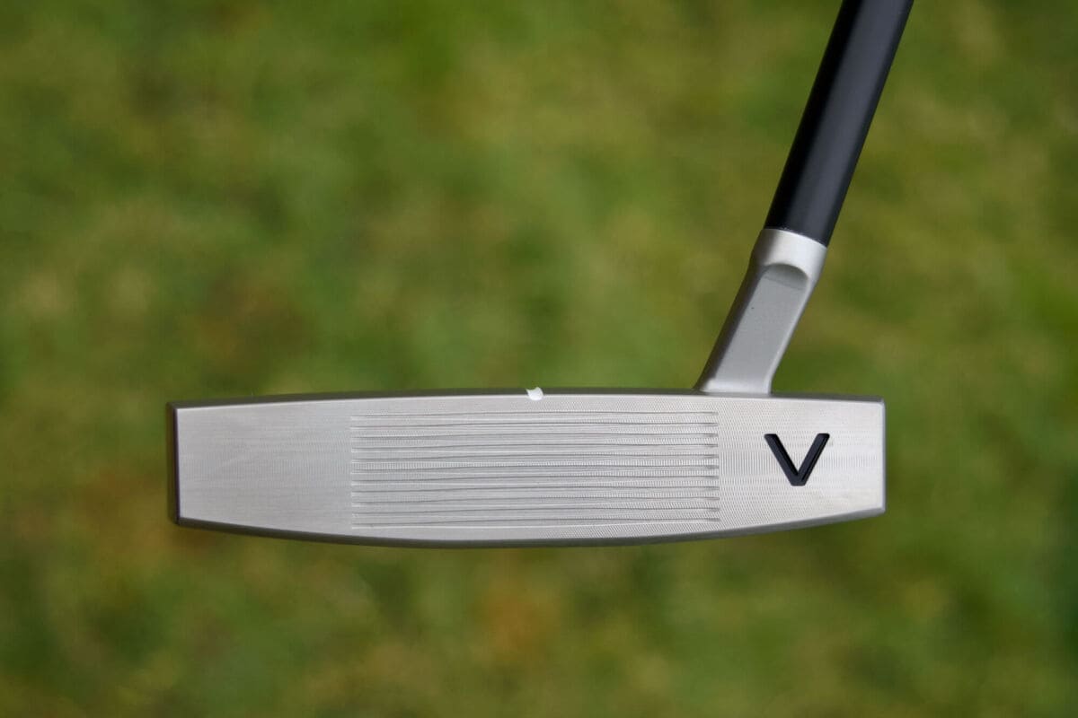 EVNROLL V5.1 パターのフェース面を横から撮影したクローズアップ。独自ミーリングのパターンが細かく刻まれ、打感と距離感を安定させるデザインがわかる写真。