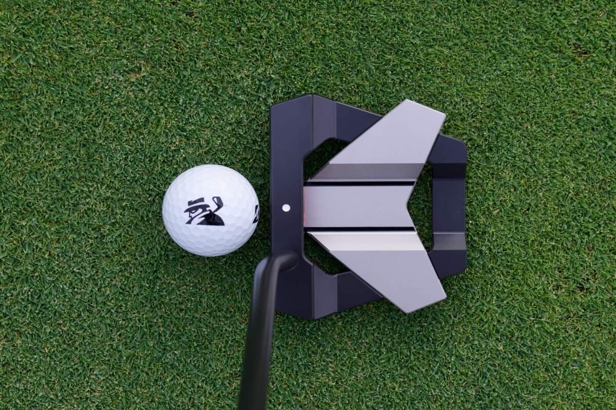 Evnroll ORIGIN ER10 パターをボールと並べて上から撮影したアドレスビュー。特徴的な大型マレット形状とアライメントラインの見え方が確認できる写真。