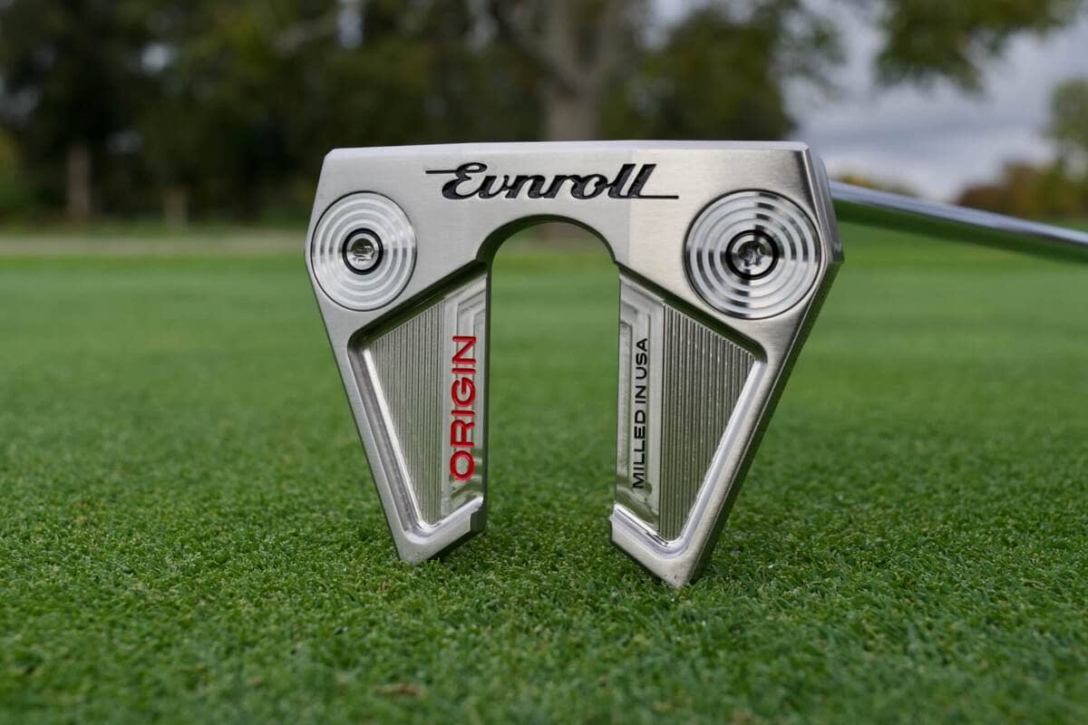Evnroll ORIGIN ER5 パターのフロントフェースを芝の上で撮影した写真。ツインウェイトと中央開口部が特徴的な高MOIマレットデザイン。