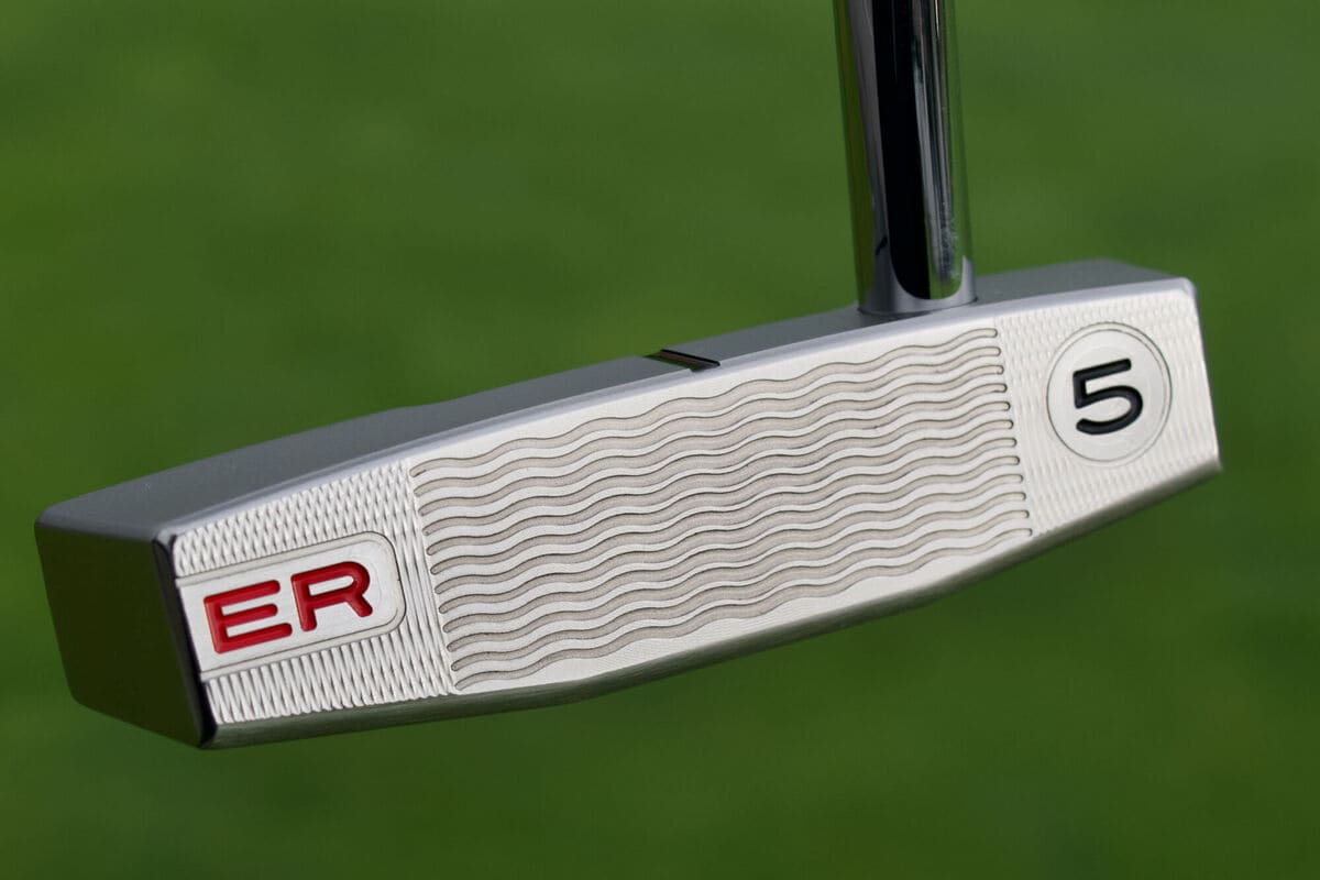 Evnroll ORIGIN ER5 パターのフェース面を横から撮影したクローズアップ。柔らかなインパクトと転がりを生む細かなミーリングパターンがよくわかる写真。