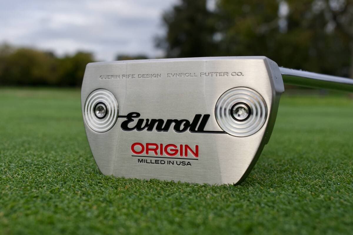Evnroll ORIGIN ER8 パターを芝の上で正面から撮影した写真。精密削り出しのフェースとウェイト配置がわかるフロントビュー。