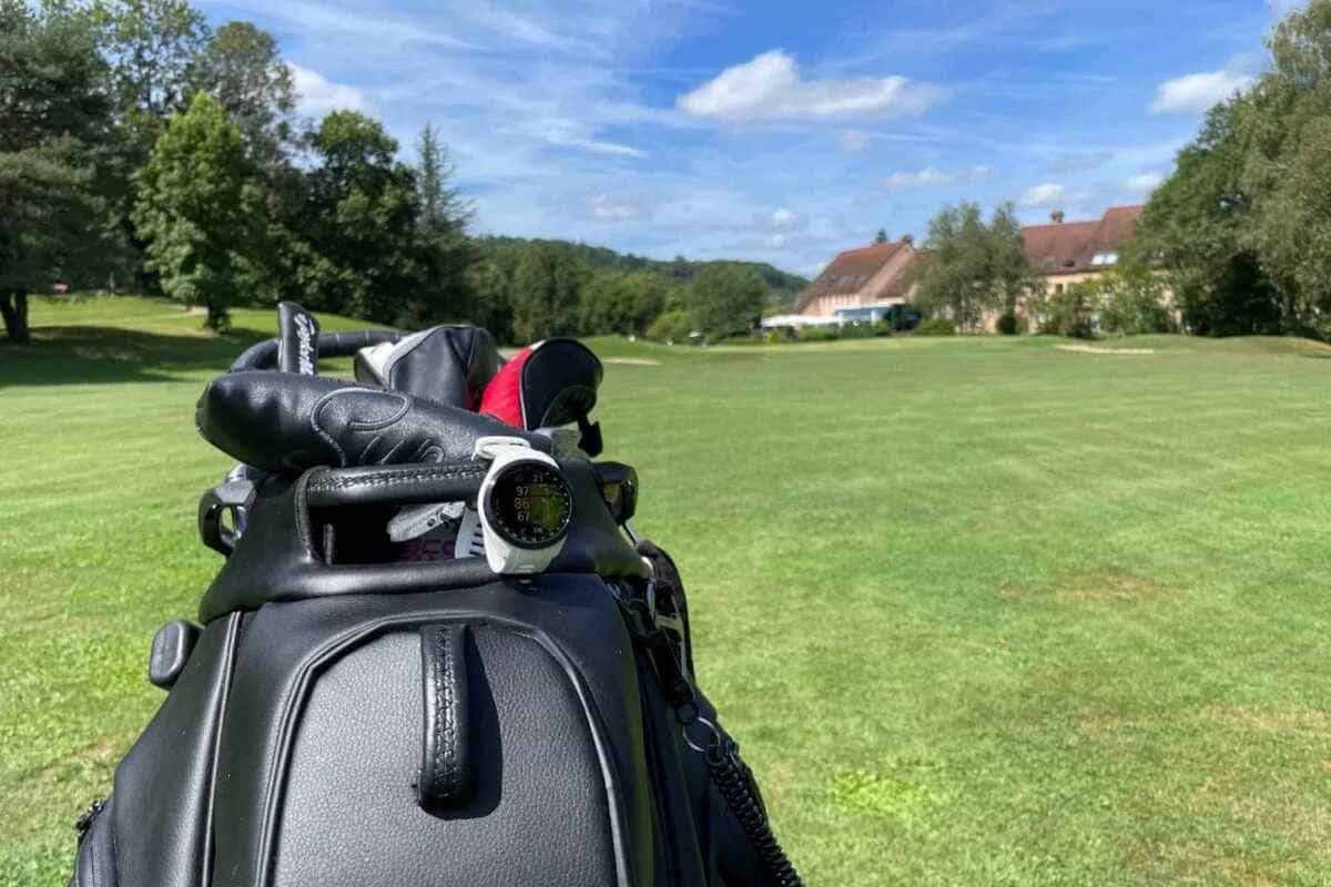 ゴルフコースでキャディバッグに装着されたガーミン「Approach S70」。ラウンド中の使用イメージ。