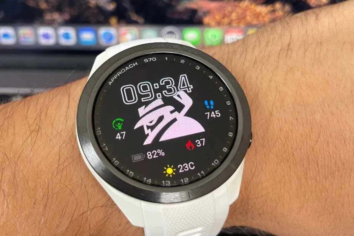 ガーミン「Approach S70」のワークアウト画面。トレーニング内容と運動データを表示。