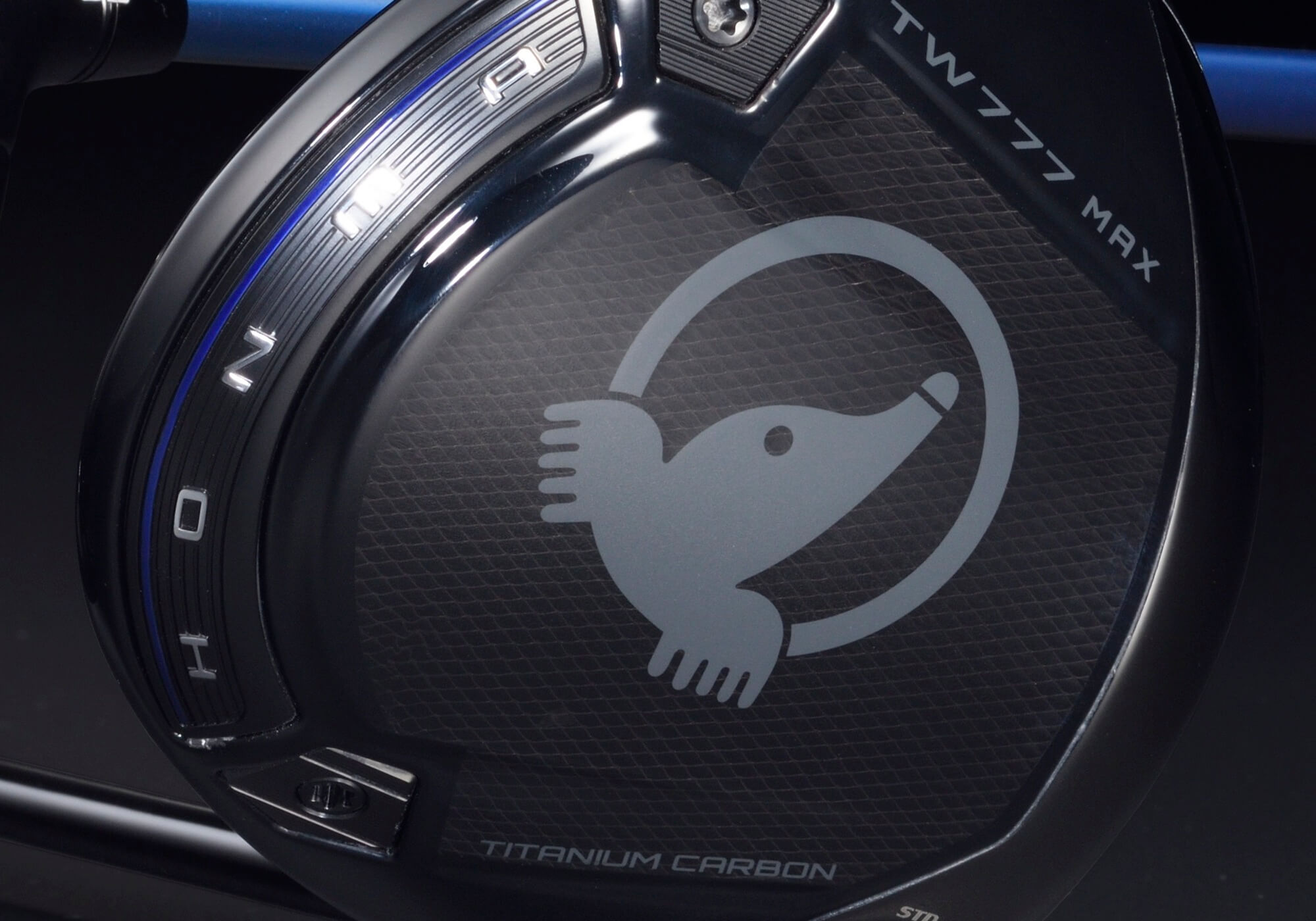 本間ゴルフの象徴的なモグラロゴを配したTW777チタンカーボンドライバーヘッド